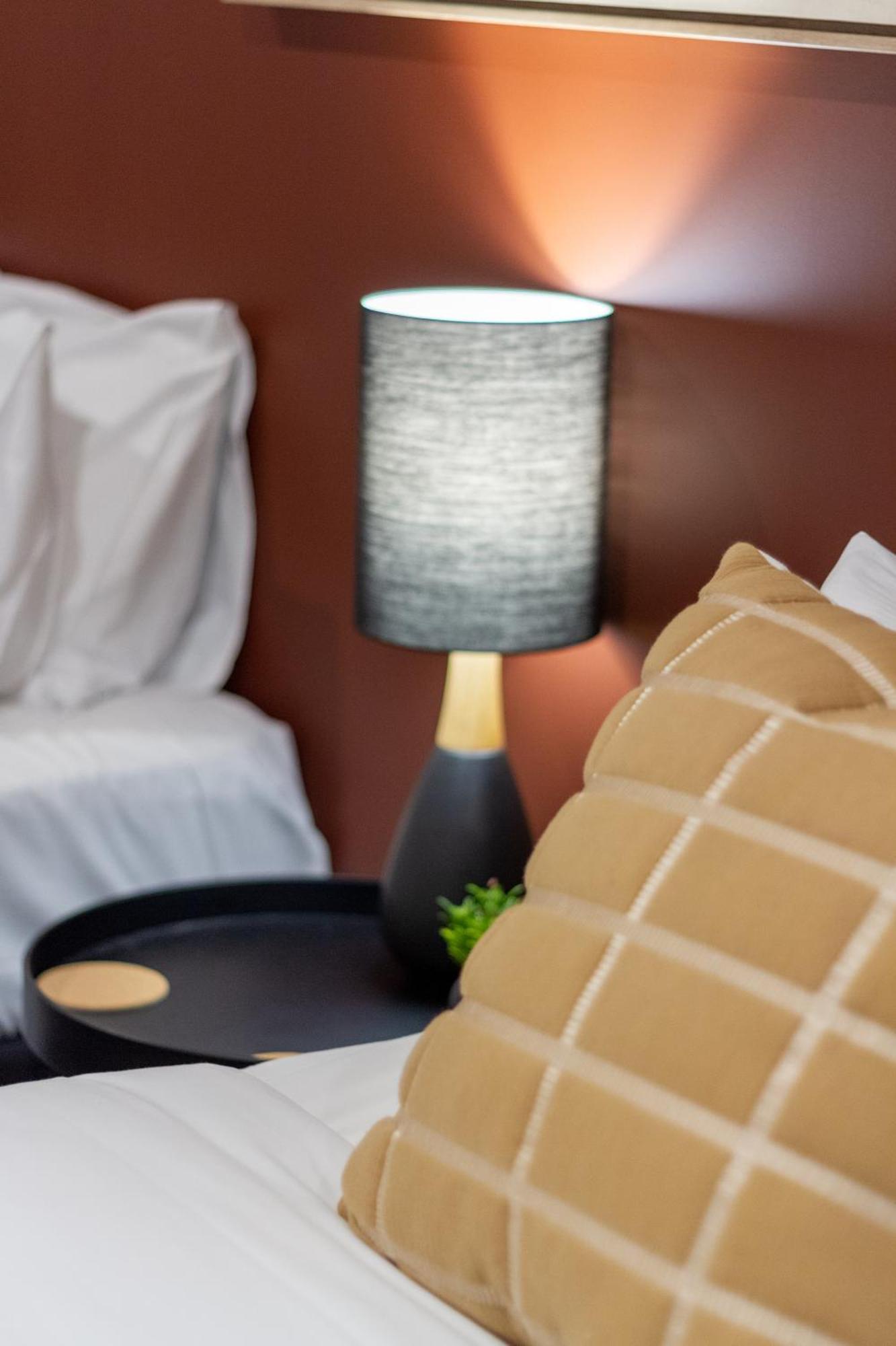 Designer Detailing In The Cbd: 2 Bed 2.5 Bath Apartamento *