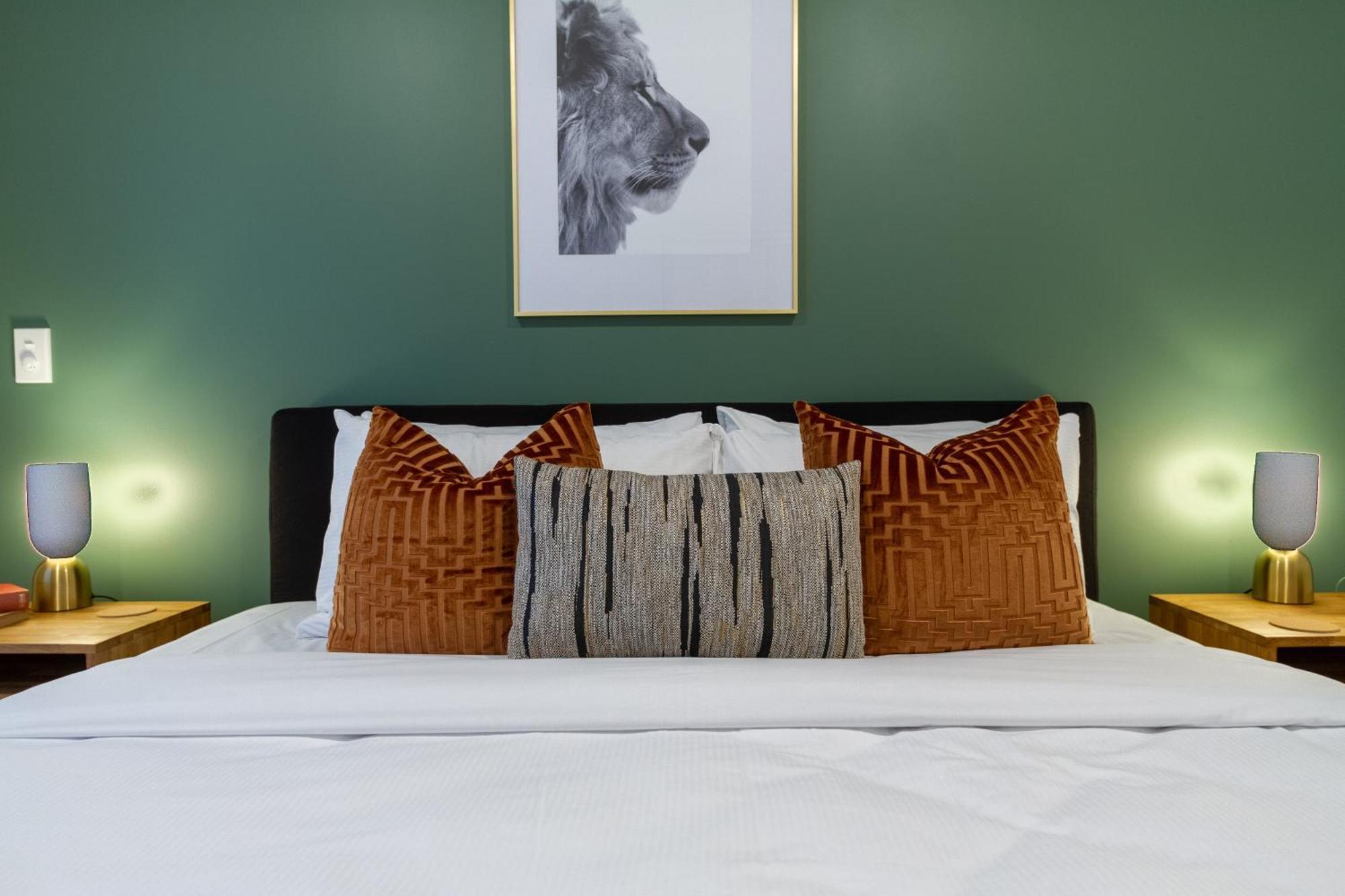 Designer Detailing In The Cbd: 2 Bed 2.5 Bath Apartamento