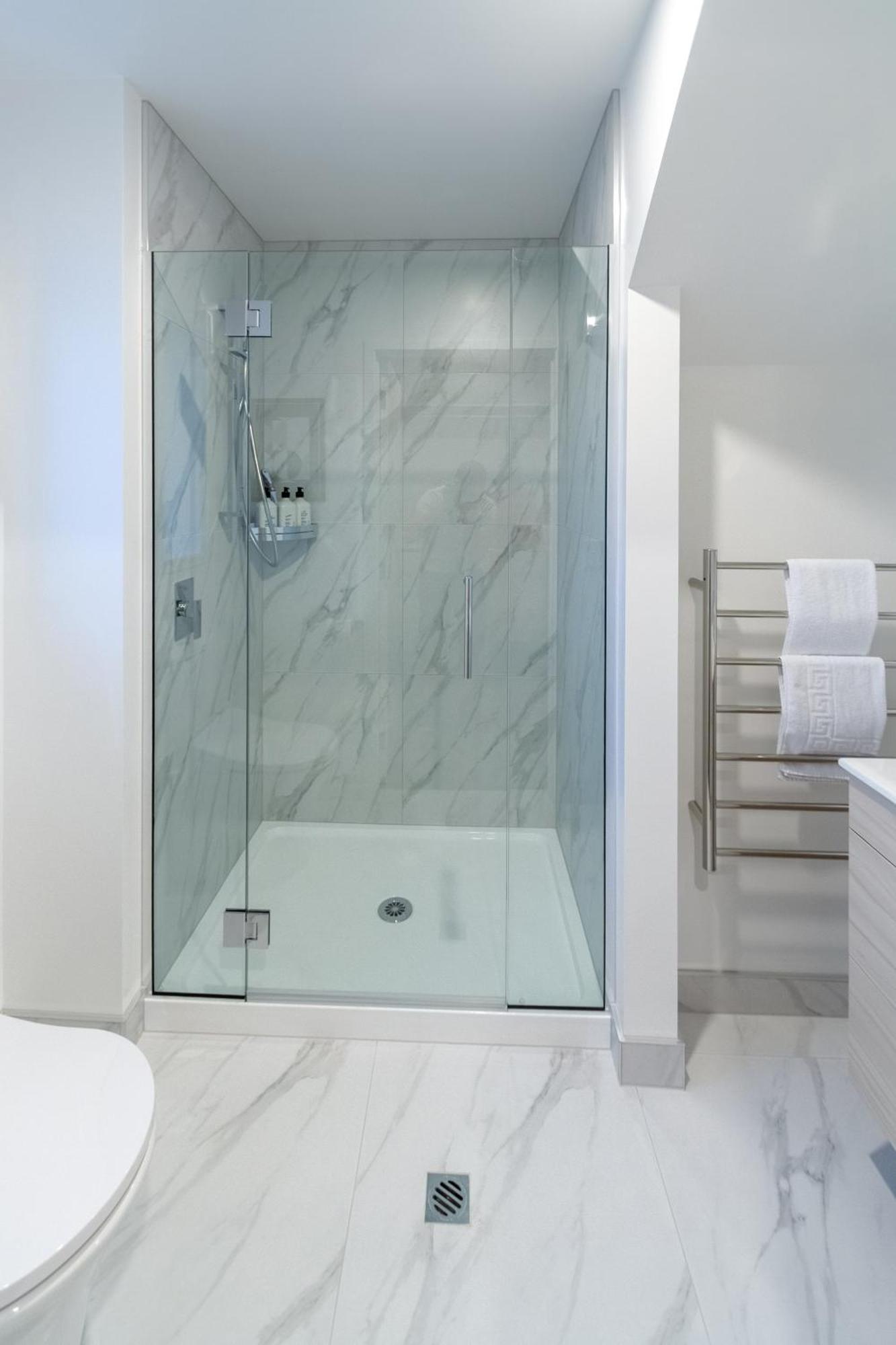 Designer Detailing In The Cbd: 2 Bed 2.5 Bath Apartamento