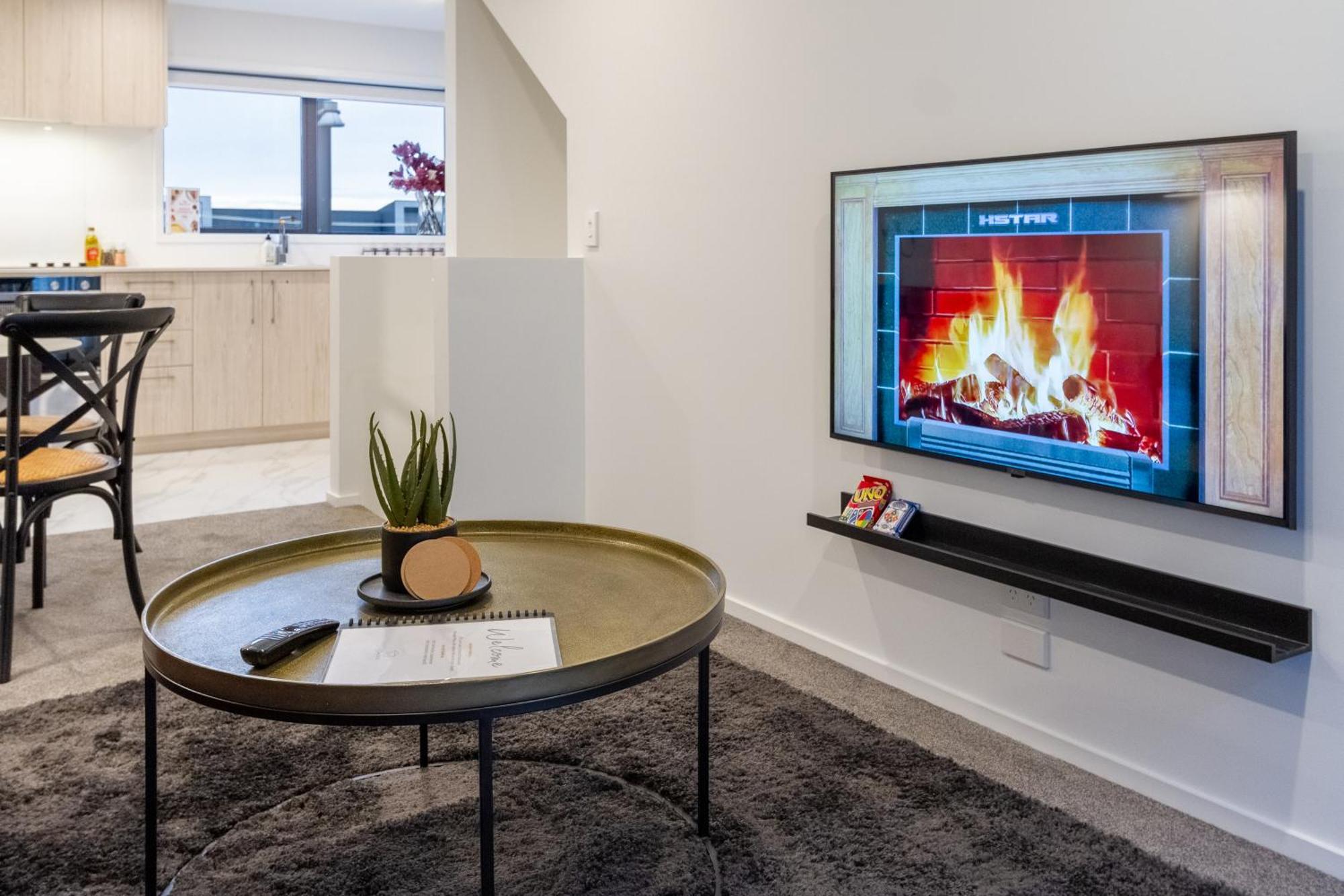 Designer Detailing In The Cbd: 2 Bed 2.5 Bath Apartamento