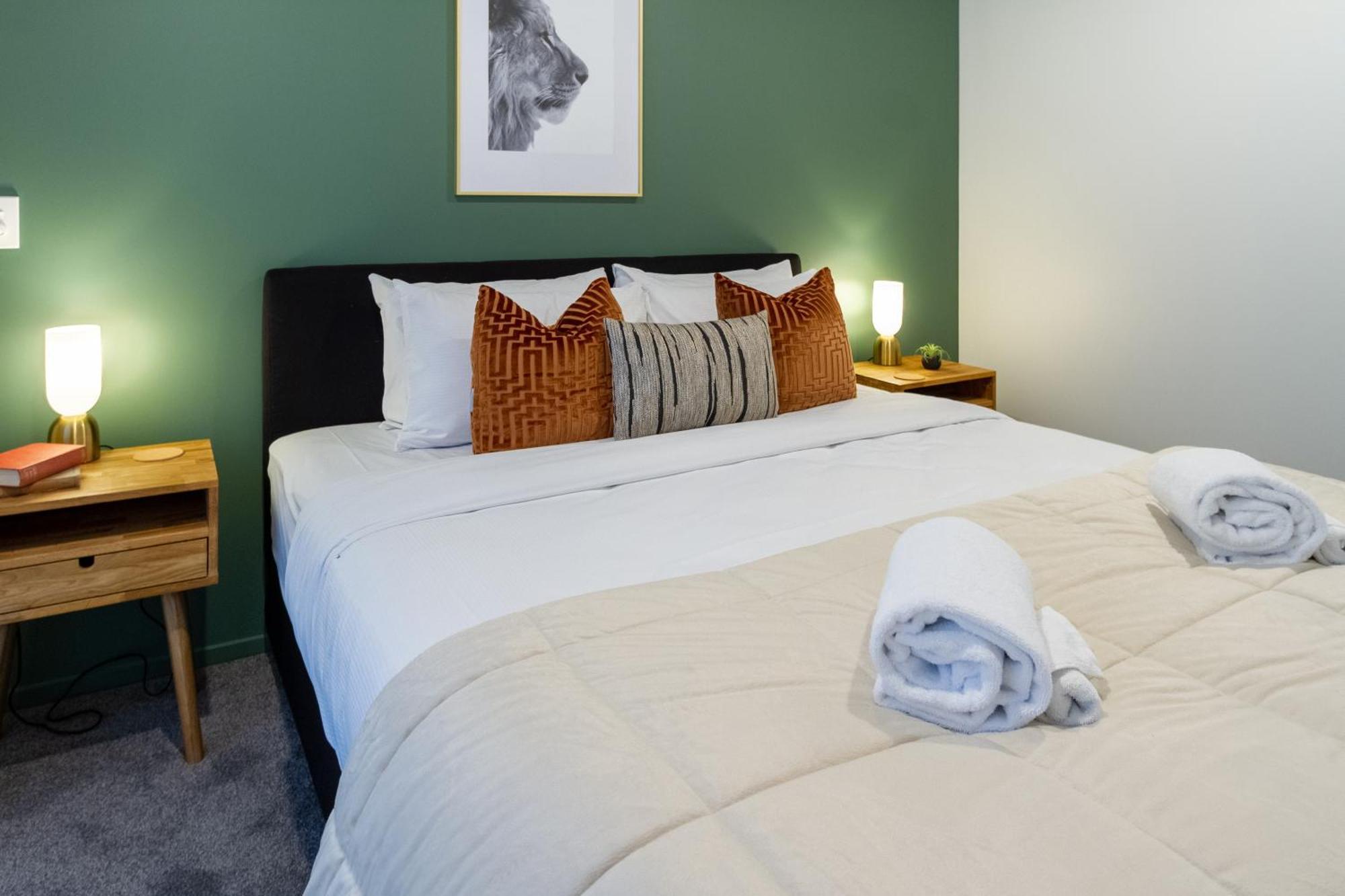 Designer Detailing In The Cbd: 2 Bed 2.5 Bath Apartamento *