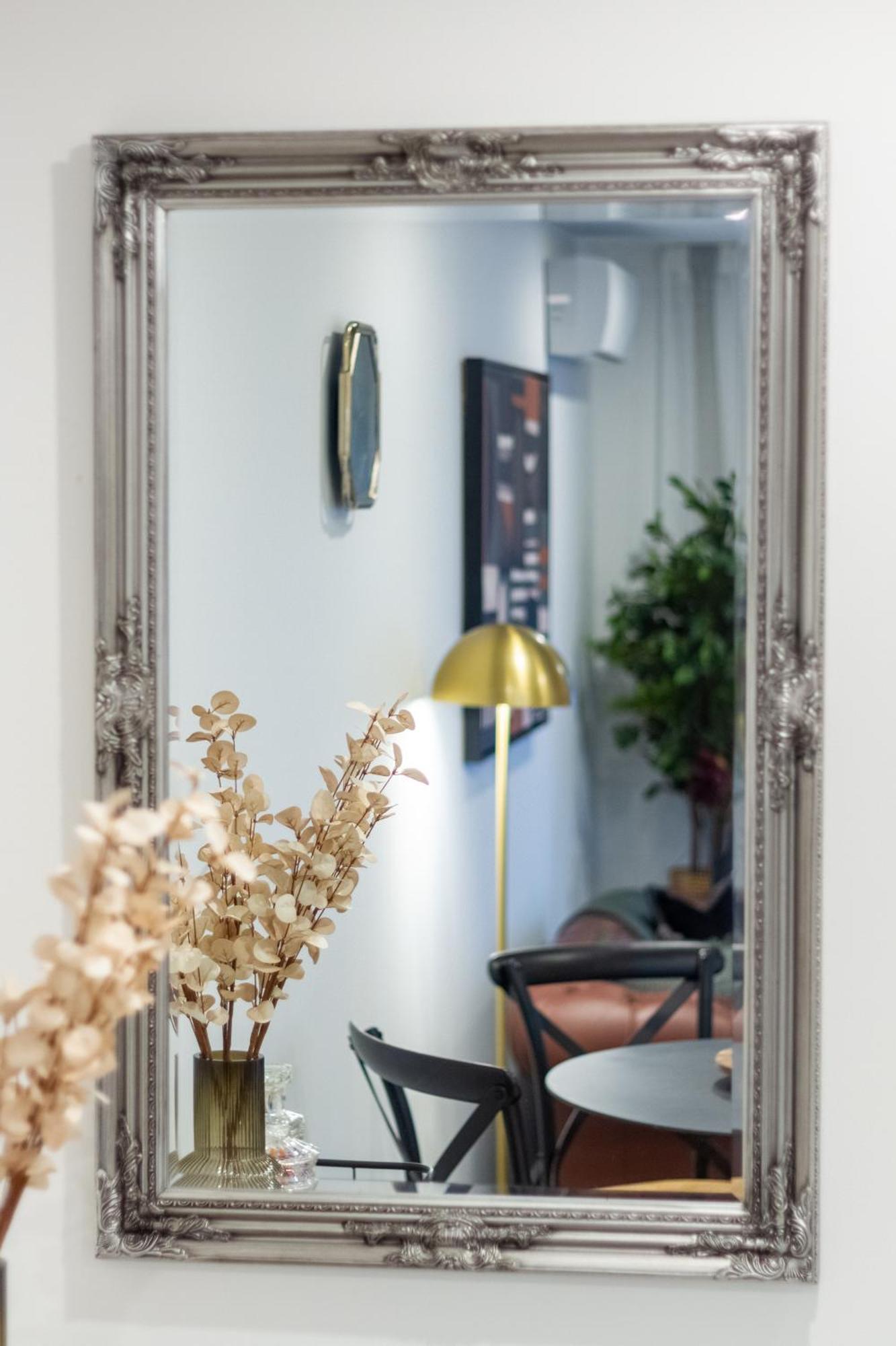 Designer Detailing In The Cbd: 2 Bed 2.5 Bath Apartamento
