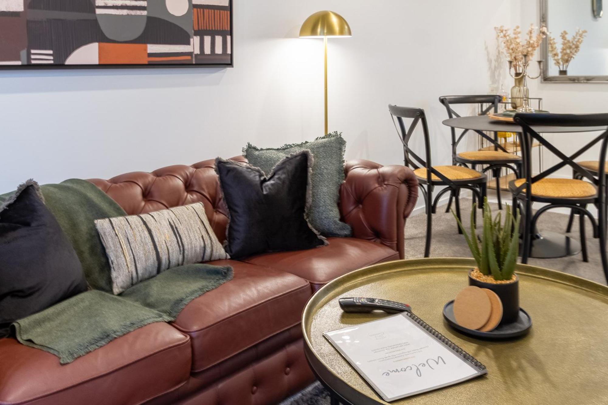 Designer Detailing In The Cbd: 2 Bed 2.5 Bath Apartamento *