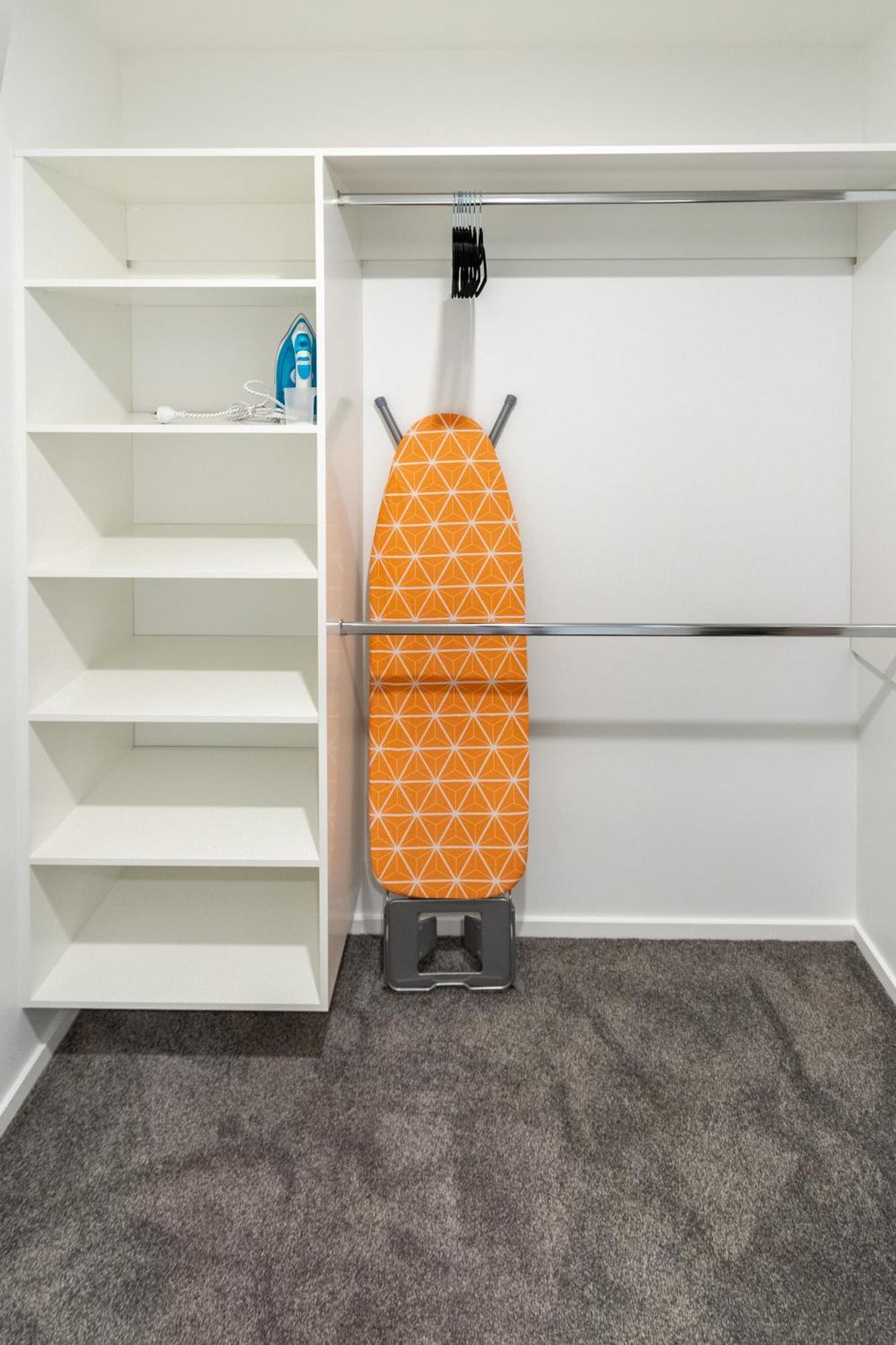 Designer Detailing In The Cbd: 2 Bed 2.5 Bath Apartamento