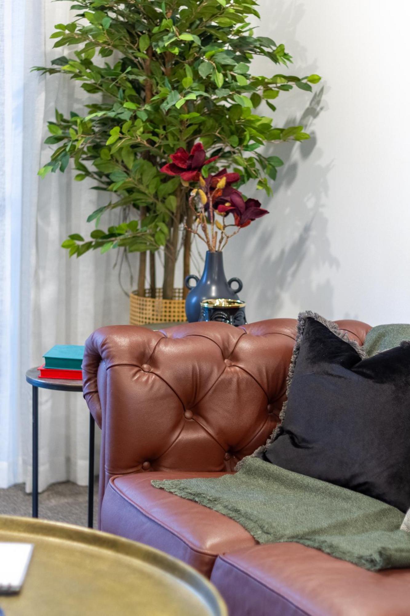 Designer Detailing In The Cbd: 2 Bed 2.5 Bath Apartamento *
